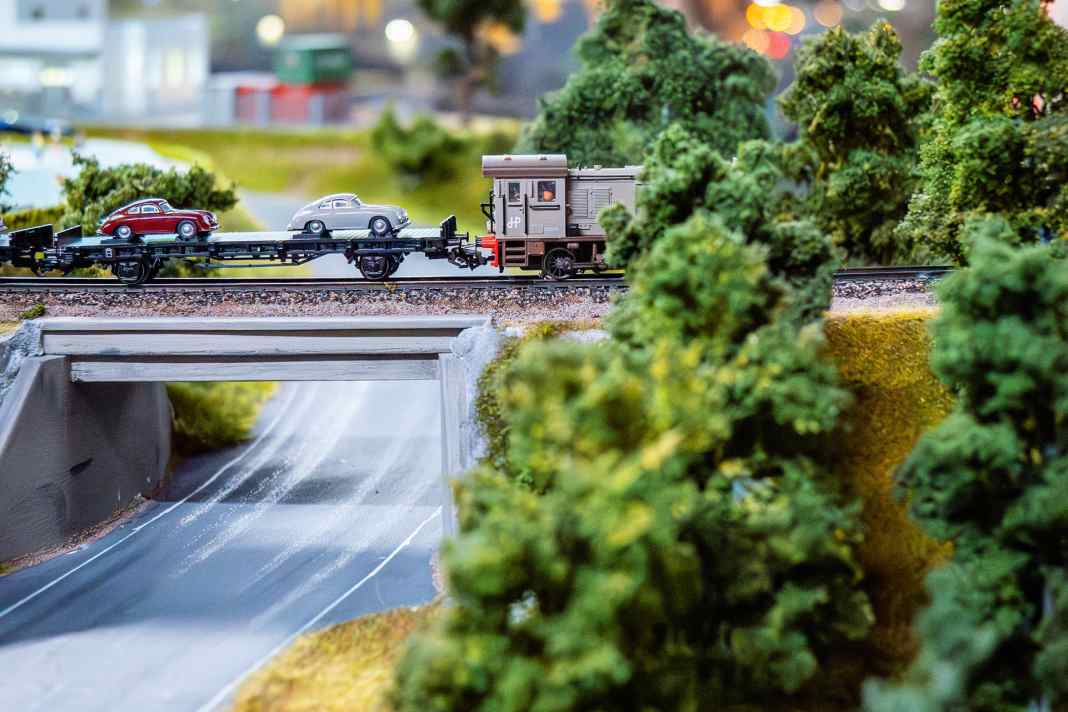 Eine V36, vier Fahrzeugtransportwagen und acht Porsche 356 von Schuco – was will der Märklin-Sammler mehr?