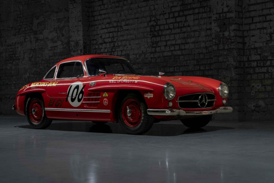 Der rote 300 SL ist jetzt erstmals als Original im Nationalen Automuseum zu sehen. Den 1:43er gibt es im Shop als Modell in 1:43 von Spark Model zu kaufen. ] Foto: NAM