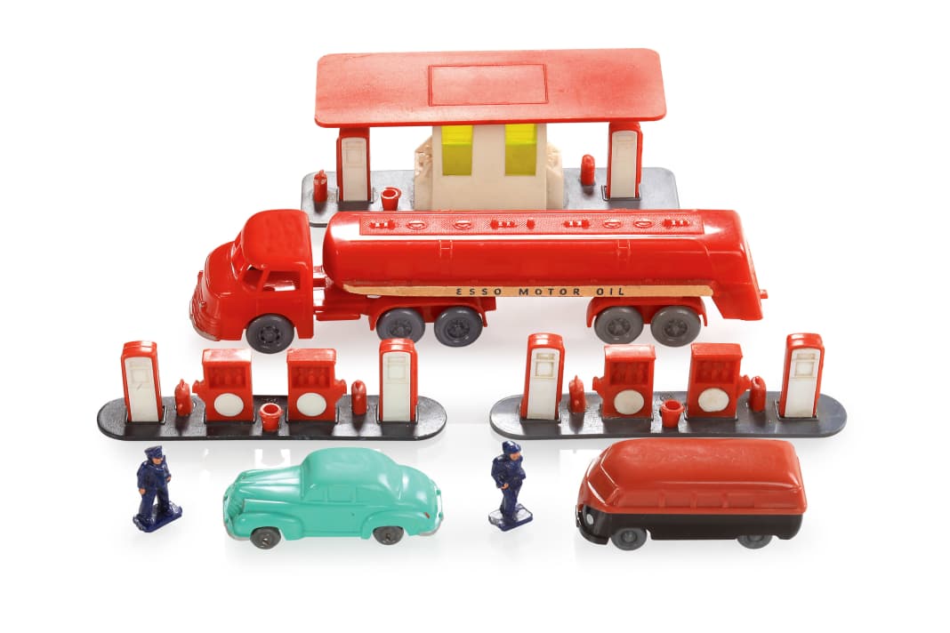 Der Henschel HS 190 Bimot Supertankwagen mit passender Esso-Tankstelle und zeitgenössischen H0-Miniaturen aus dem Hause Wiking