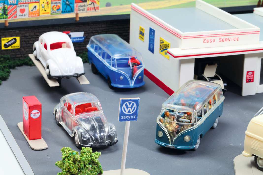 Der gläserne Käfer und der VW T1 mit transparentem Dachteil sind die absoluten Wiking-Modellikonen in 1:40
