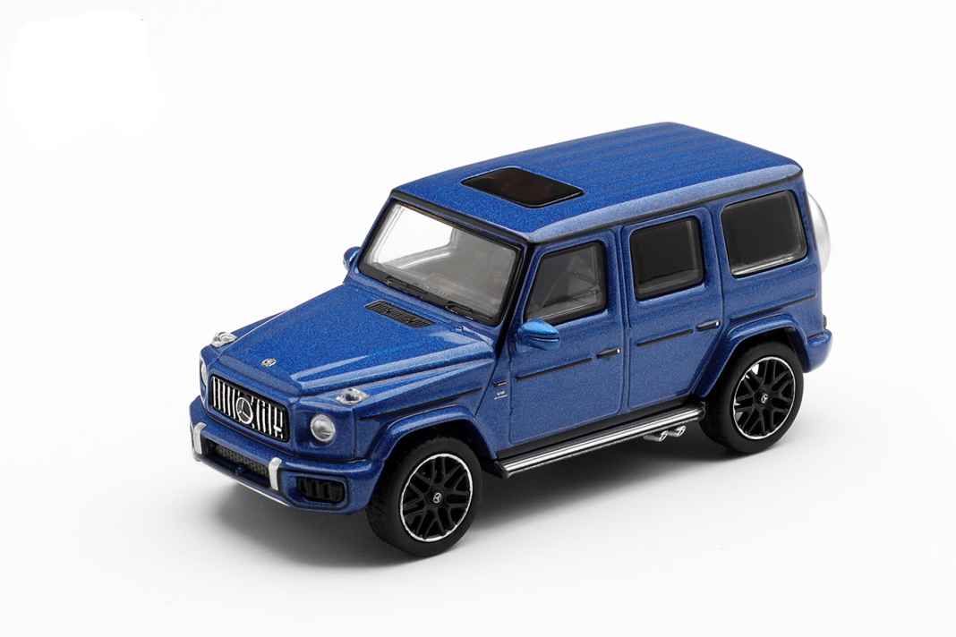 Aus komplett neuer Form baut Mini GT in 1:64 aus Zinkdruckguss den Mercedes-AMG G63 in Dunkelblaumetallic nach ] Foto: Mini GT