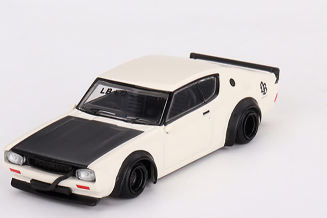Der Nissan Sykline Kenmeri Liberty Walk trägt Weiß mit schwarzer Motorhaube