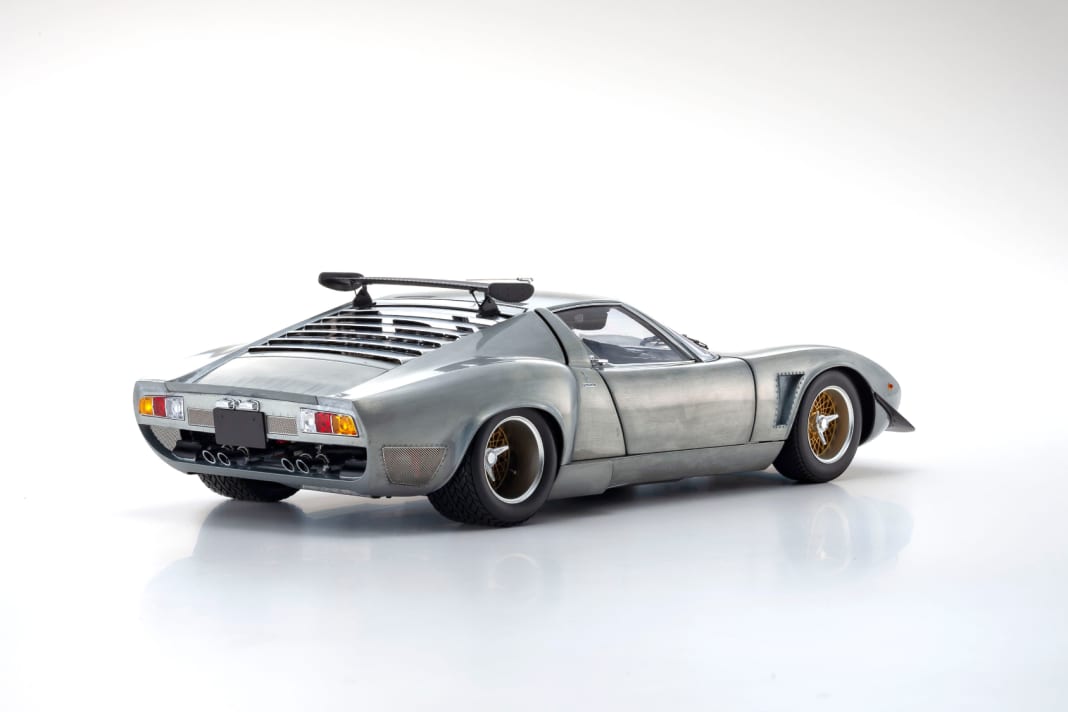 Die Rückansicht des Kyosho-Miura in 1:12 zeigt die gelungenen Proportionen und den riesigen Heckflügel