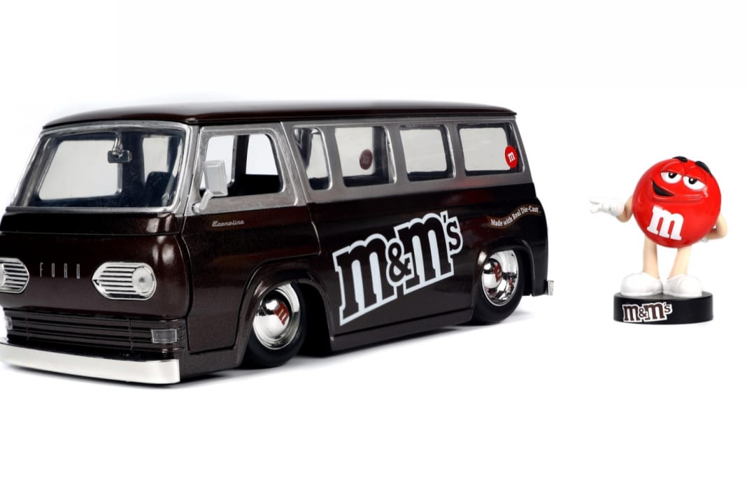 Den '65 Ford Ecoline findet die Schoko-Linse jedenfalls so cool, dass Sie sofort rot wird. Denn tieferlegen kann man diesen Van garantiert nicht mehr. | Foto Werk