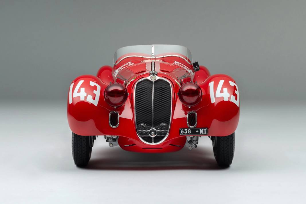 Die Nase des Siegers: Das 1:8-Modell des Alfa Romeo 8C 2900C zeigt die perfekten Proportionen des Rennwagens] Foto: Werk
