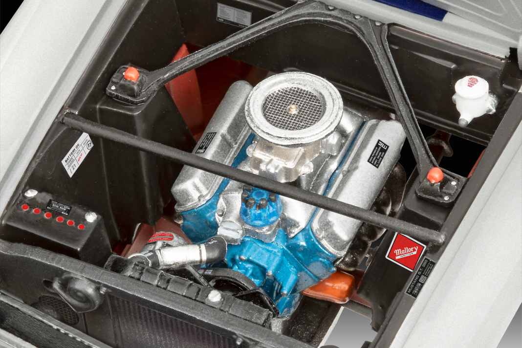 Der V8 im Trimm von Carroll ist beim Kit unter der beweglichen Fronthaube mit an Bord ] Foto: Werk