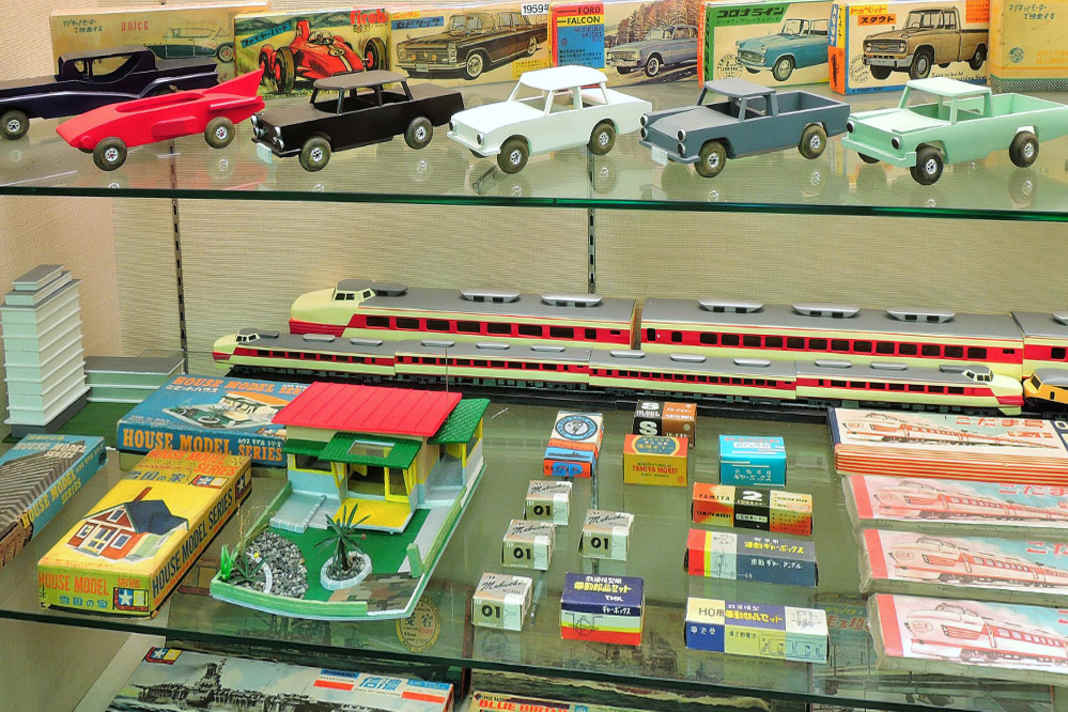 Auch die ersten Automodelle waren bei Tamiya aus Holz gefertigt. Plastikminiaturen kamen erst später! ] Tamiya