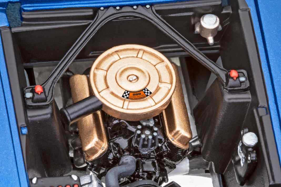 Wie detailliert der Plastikkit von Revell ist, zeigt der 24fach verkleinerte V8-Motor, der beim Original 4,7 Liter Hubraum hatte.