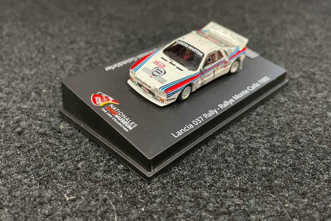 Den Monte-Sieger von Walter Röhrl aus dem Jahr 1983 hat Spark in 1:87 mit einer brillanten "Martini"-Dekoration versehen ] Foto: NAM