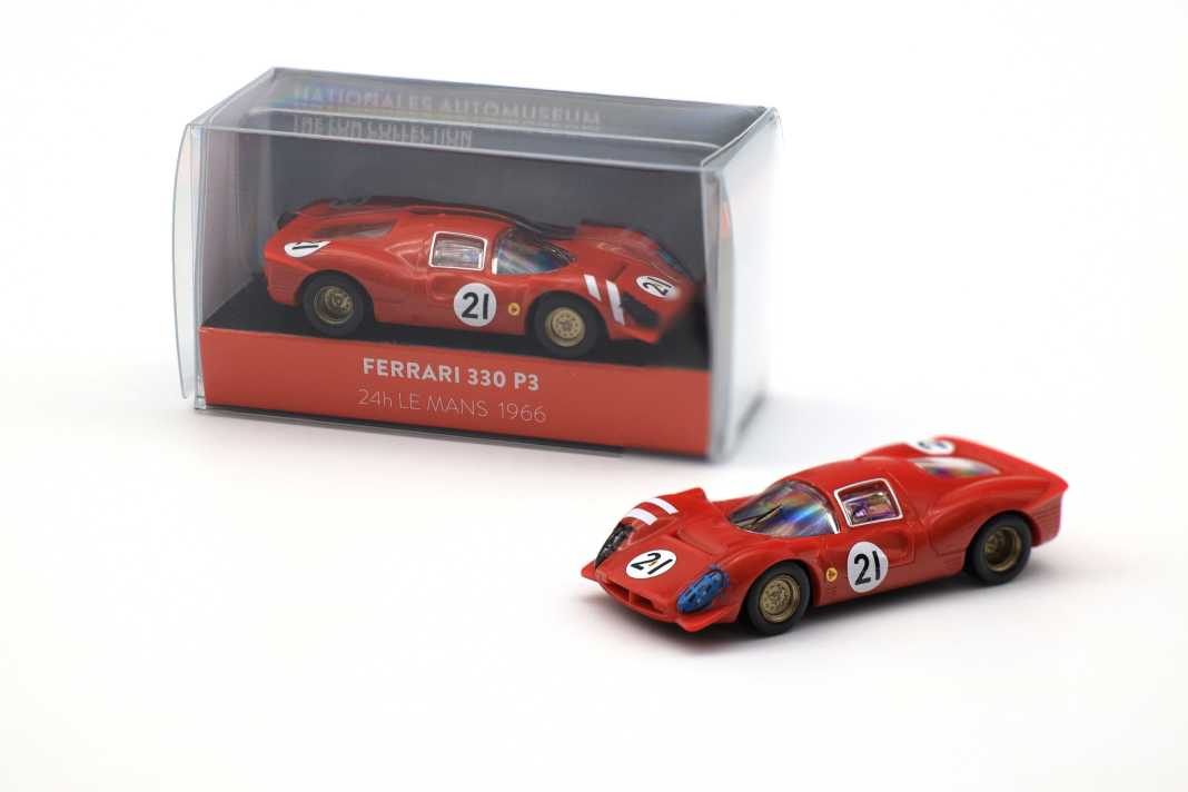 Der Ferrari 330P3 aus dem Le Mans Rennern von 1966 kommt mit der Startnummer 21 und abgeklebten Scheinwerfern. Das Original fiel leider nach 226 Runden mit Motorschaden aus. ] Foto: Nationales Automuseum