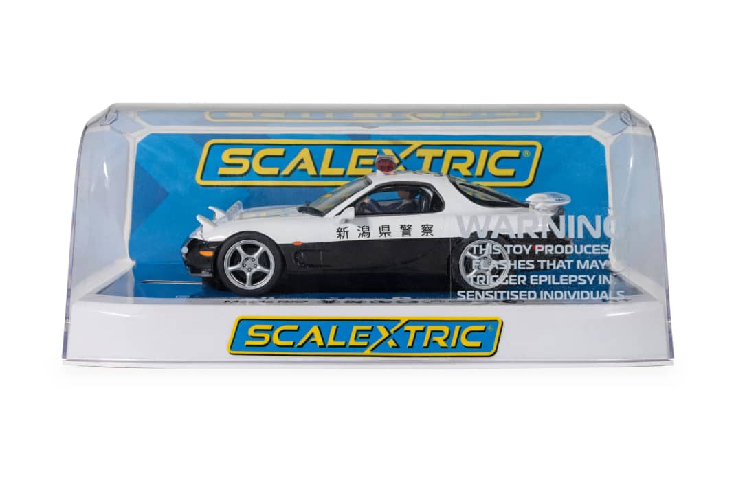Wie alle Scalextric-Renner parkt auch der Mazda-Streifenwagen der Engländer in einer praktischen Klappbox mit transparentem Deckel. ] Foto: Scalextric