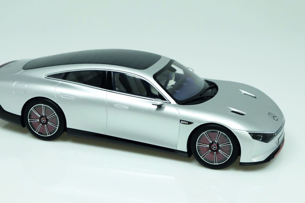 In der Seitenansicht ist die ausgefeilte Aerodynamik des Vision EQXX auch beim 1:18-Modell gut zu erkennen