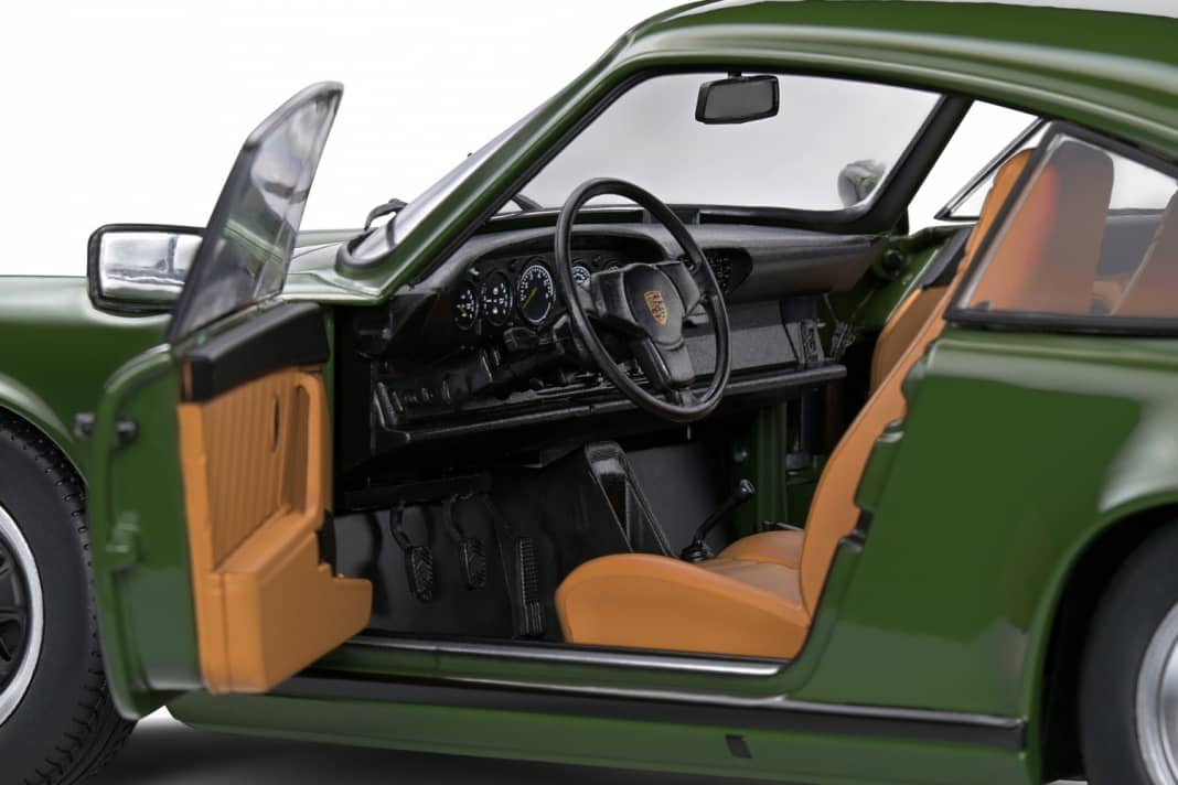 Der Carrera hat bewegliche Türen und hellbraune Sitze. Die Instrumente sind prima. Foto: Werk