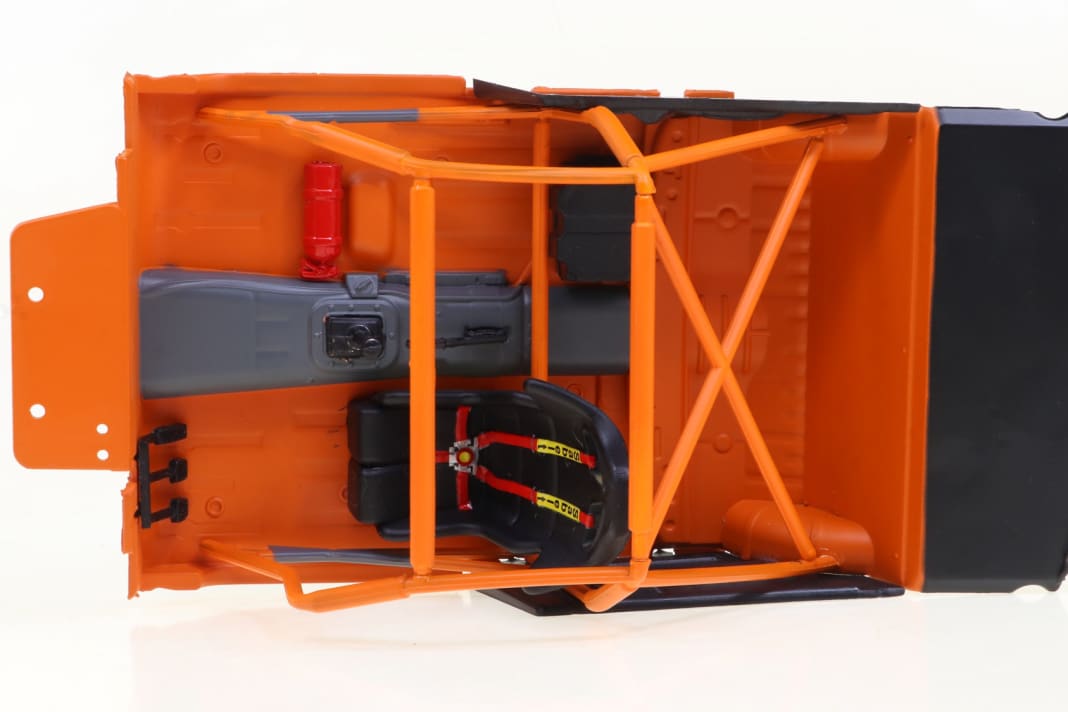 Dieses Foto aus der Entwicklungsabteilung erlaubt exklusive Einblicke in das Interieur des Renn-Omega in 1:18