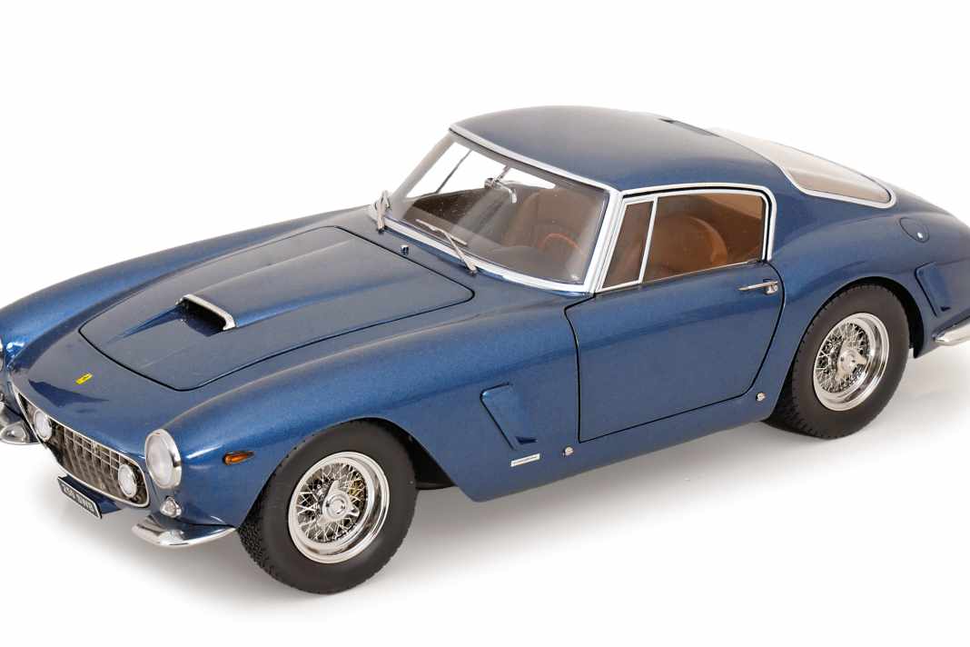 Im Großmaßstab 1:12 sowie mit beweglichen Türen und Motorhaube schiebt KK-Scale den Ferrari 250 GT SWB an den Start