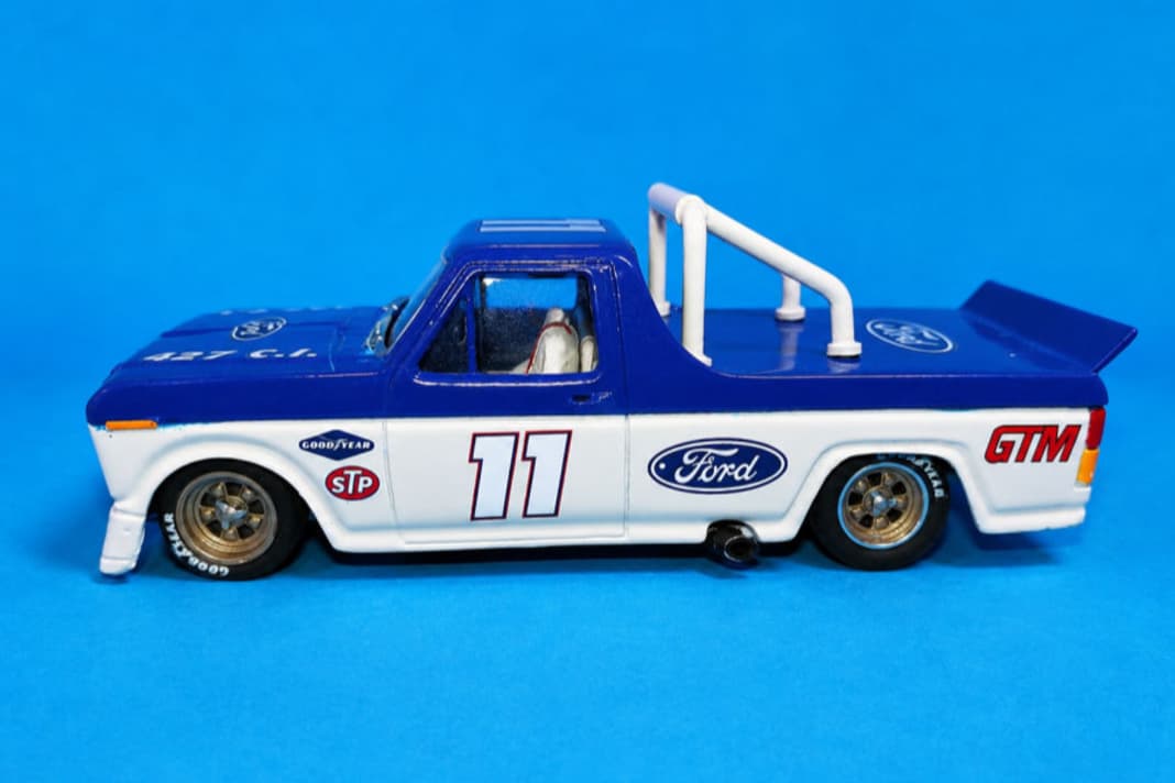 In den Achtzigern begannen sich die Pick-up in den USA auch als Rennwagen zu etablieren. Der Ford F-100 war mit dabei. ] Foto: George Turner Models
