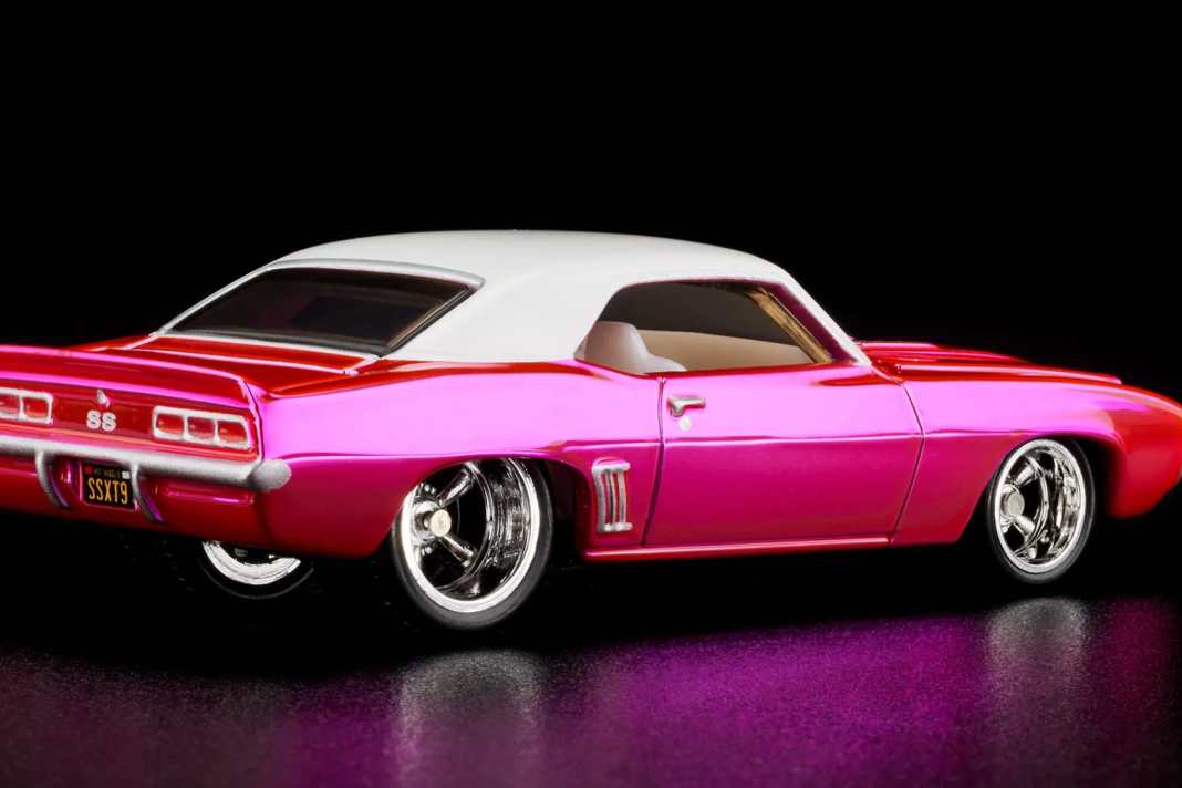 Auch der schöne Camaro-Rücken macht es deutlich: Dieser neue 1:64-Chevrolet von Hot Wheels kommt nicht nur extrabreit daher, er ist außerdem noch spektakulär tiefergelegt ] Foto: Werk