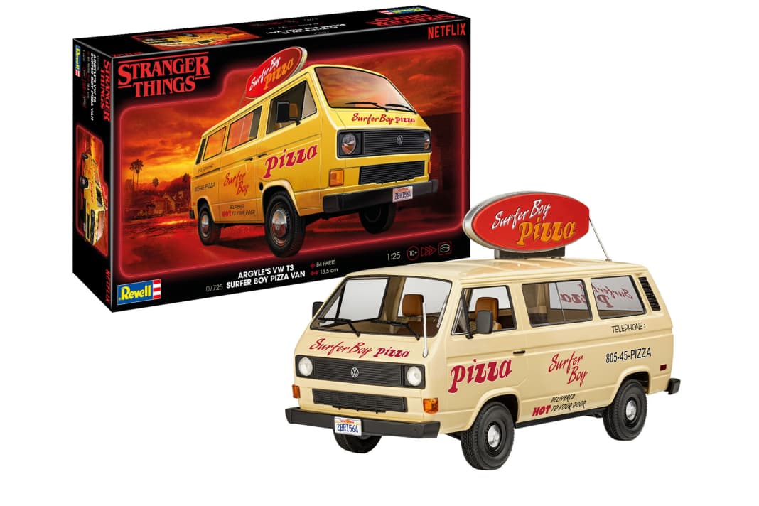 Revell hat sich besonders viel Mühe gegeben, seinen VW T3 auf den Pizza-Bulli von Argyle aus der Netflix-Serie "Stranger Things" umzumodeln ] Foto: Werk