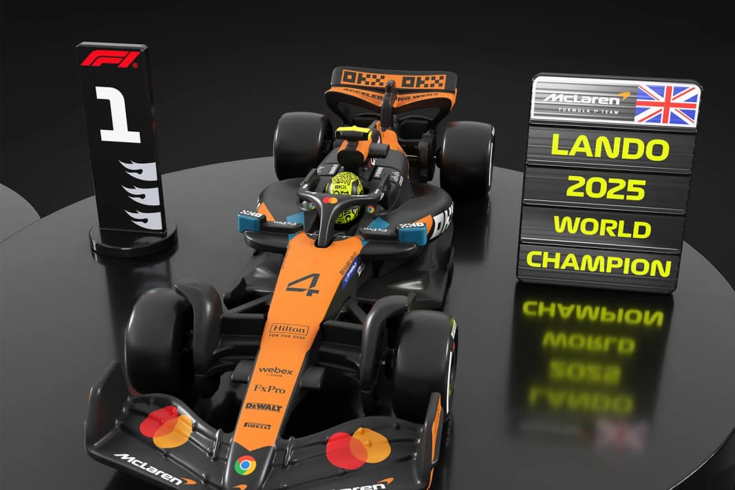 Alle drei 1:64er stehen samt Fahrerfiguren auf dem Podium. Der Norris-Monoposto parkt neben dem Schild für den Champ. ] Foto: Hot Wheels