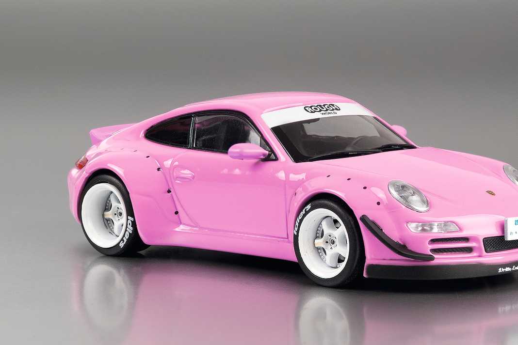 Pretty in Pink: Auf Ixo- Basis entstand dieser maßgeschneiderte RWB-Porsche in 1:43 sowie 1:18