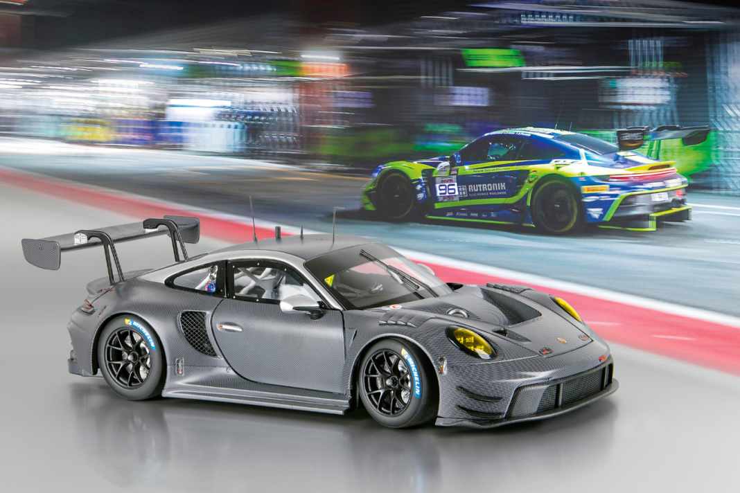 Nicht nur die Finessen unter der abnehmbaren Motorhaube brillieren beim 911 GT3 R von Minichamps als 1:18-Modell