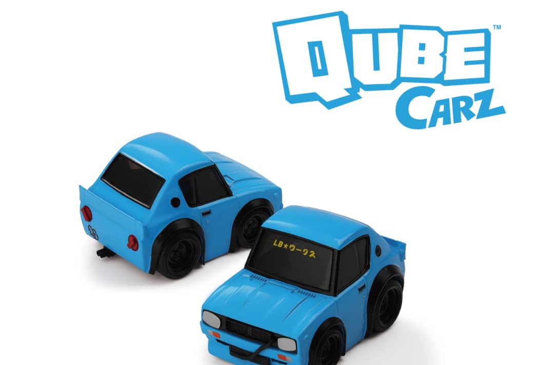 In knackigem Blau fährt hier der Liberty Walk Nissan Skyline Kenmeri aus der Blisterbox ] Foto: Werk