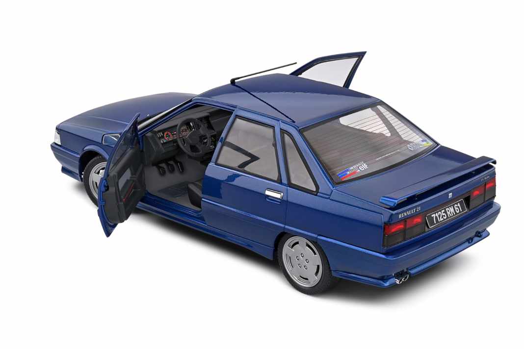 Das kennen wir schon: Bei den Solido-Modellen in 1:18 lassen sich die beiden vorderen Türen öffnen und die Vorderräder sind lenkbar umgesetzt ] Foto: Werk