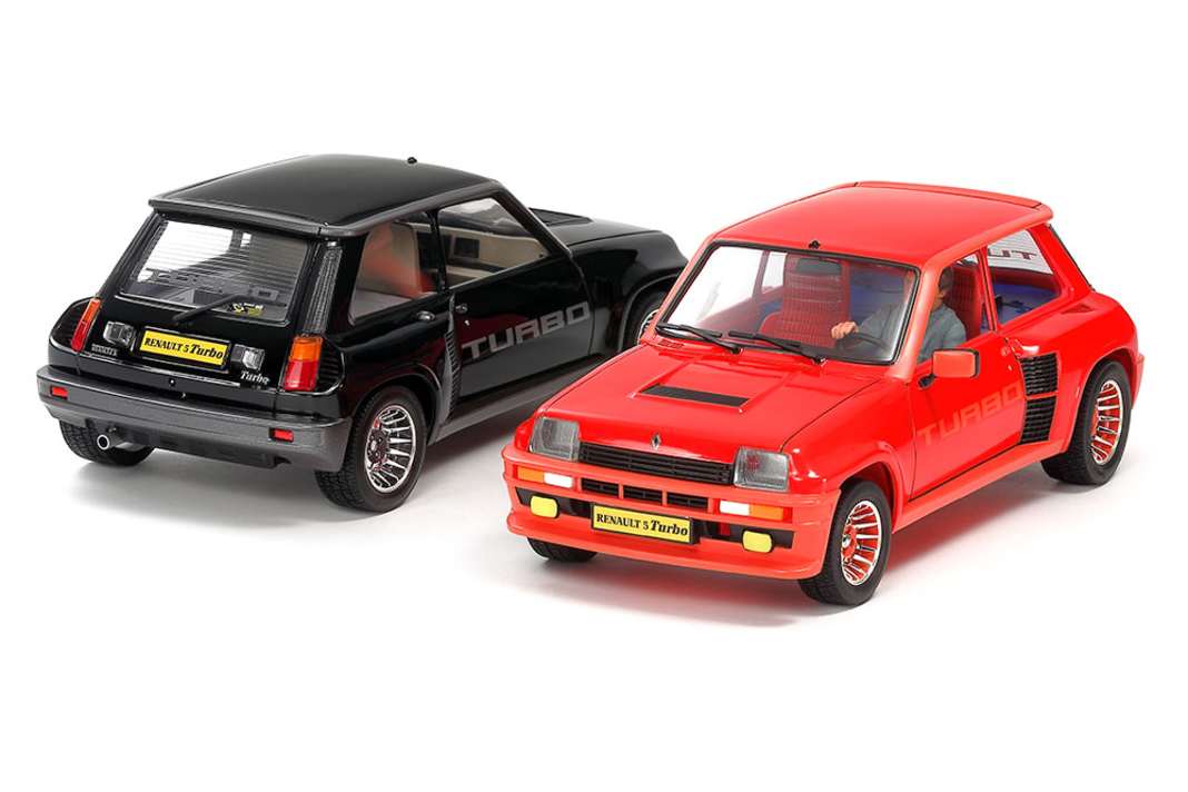 Die Japaner bauen die erste Generation des Renault R 5 Turbo als 1:24-Kit nach. Dieser potente Mittelmotorsportwagen lief von 1980 bis 1982 von den Bändern. Der Turbo 2 wurde bis 1985 gebaut. ] Foto: Werk