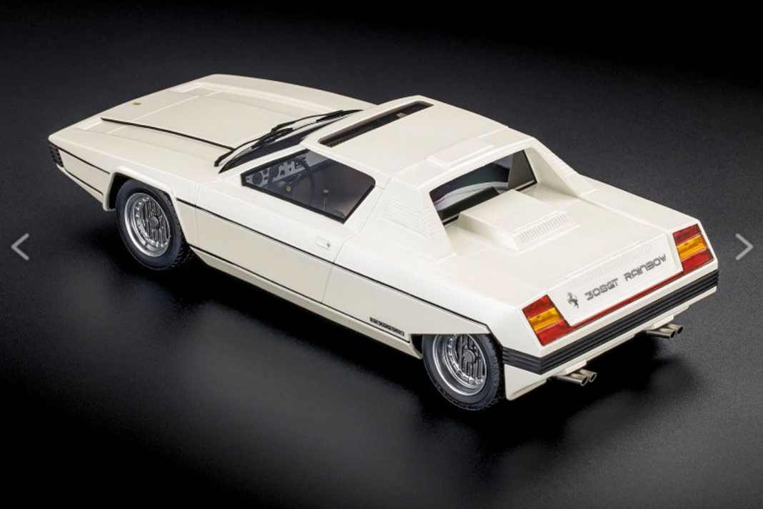 Hier ist die zweite Farbvariante der Neuheit in Weiß zu sehen. Die kantigen Proportionen wirken stimmig. ] Foto: Top Marques