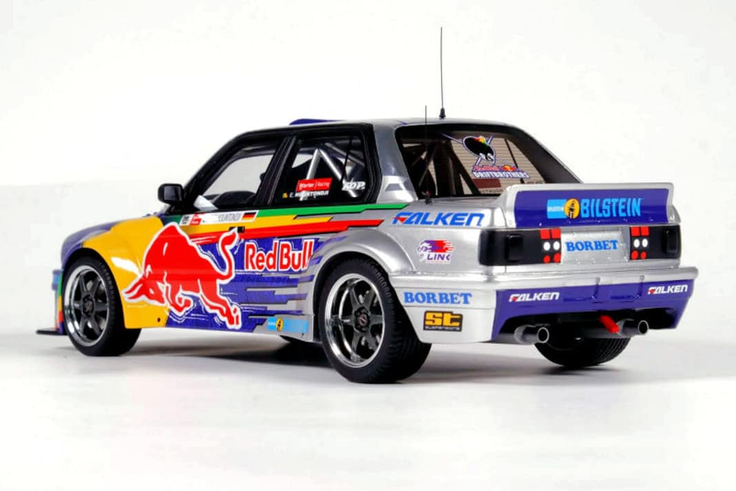 Auch die Rückansicht unterstreicht, wie fein Ottomobile auf der verbreiterten Resine-Karosserie die Red-Bull-Dekoration aufgebracht hat ] Foto: Ottomobile