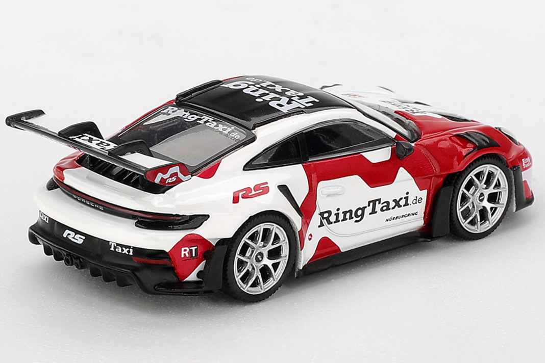 Die Fotos zeigen noch ein Vorserienmuster des Ringtaxis. Die rot-weiße Dekoration des Ringtaxis in 1:64 ist aber schon zu erkennen. ] Foto: Mini GT