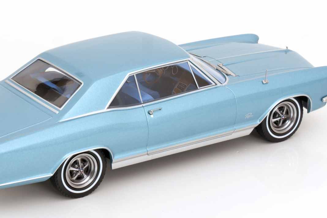Auch in Hellblaumetalllic mit blauem Interieur macht der Buick Riviera von 1965 als 1:18-Modell von KK-Scale eine gute Figur ] Foto: KK-Scale