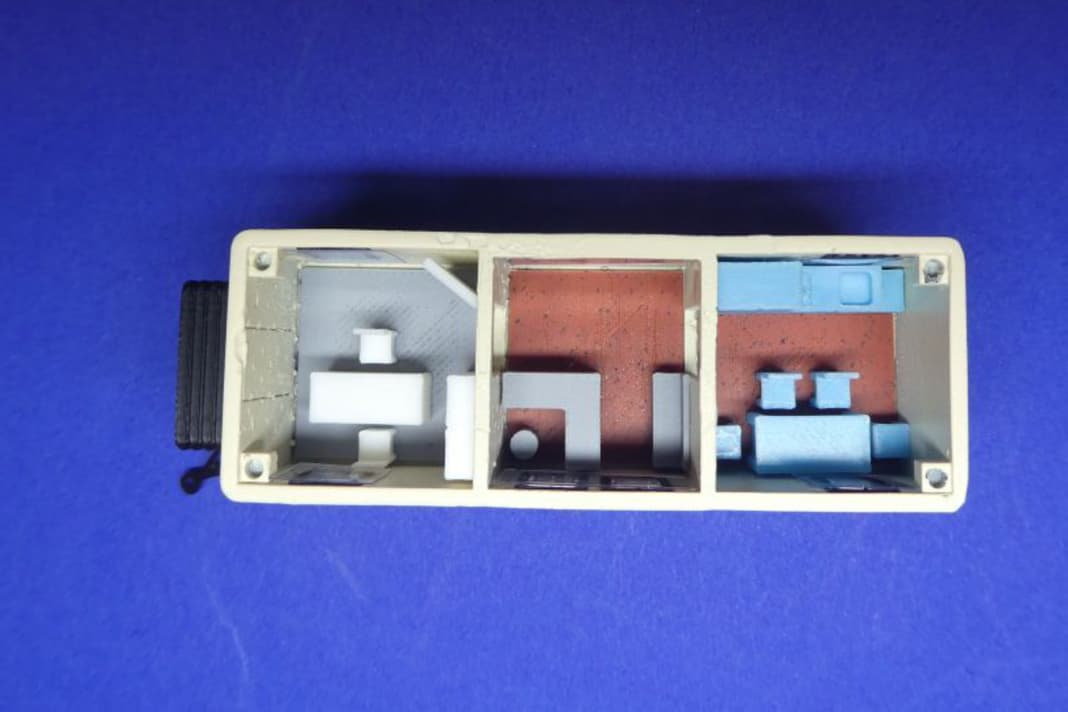 Auch die Finessen kommen nicht zu kurz. Hier ist die Inneneinrichtung im hinteren der beiden Zweiachshänger in 1:87 zu sehen ] Foto: Werk