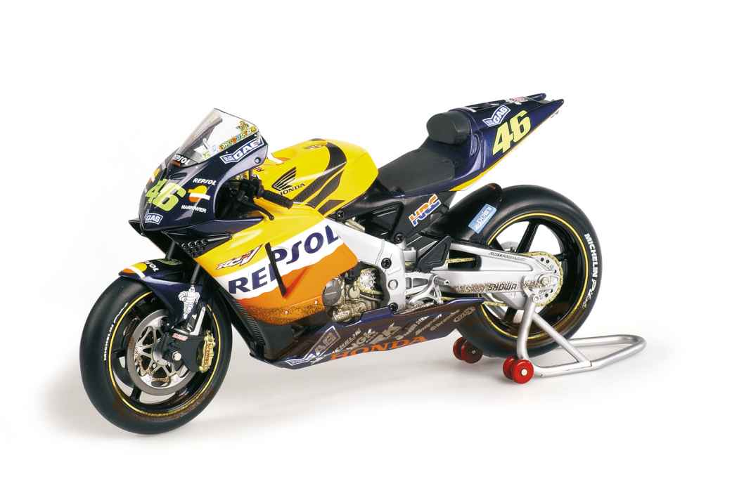 Mit exzellenten Modellen hat Minichamps die Geschichte des Rennfahrers Valentino Rossi nachgezeichnet. Hier die Honda RC211V des Champ von 2002 als Dirty-Version in 1:12, eine 2025er-News ] Foto: Minichamps