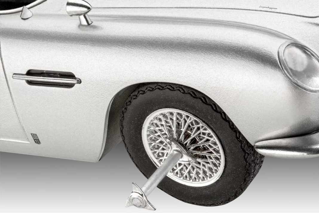 Never say never! Die typischen Agenten-Gimmicks müssen sein. So besitzt der Aston Martin DB5 von Revell auch als 1:24-Verkleinerung die Reifenschlitzer. ] Foto: Revell
