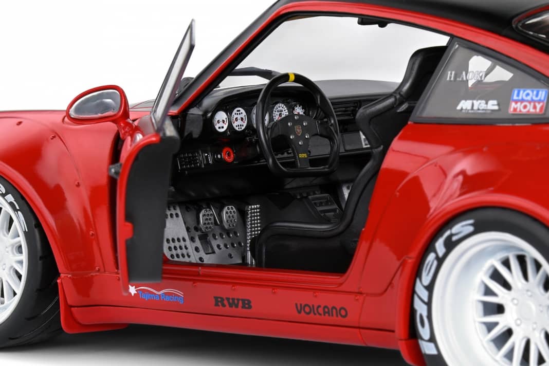 Der Red Sakura in 1:18 kann auch mit Interieurdetails glänzen
