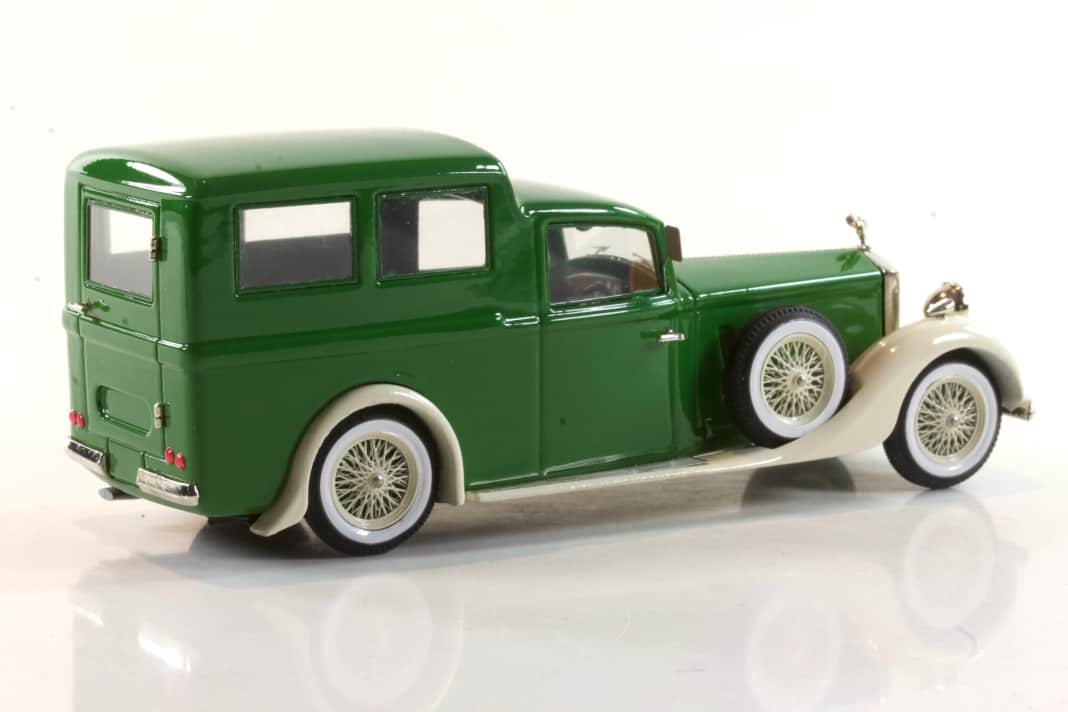 Vorne ist der Rolls-Royce ganz Phantom II, das Heck gibt eher die mobile Version eines luxuriösen britischen Clubs. ] Foto: Werk