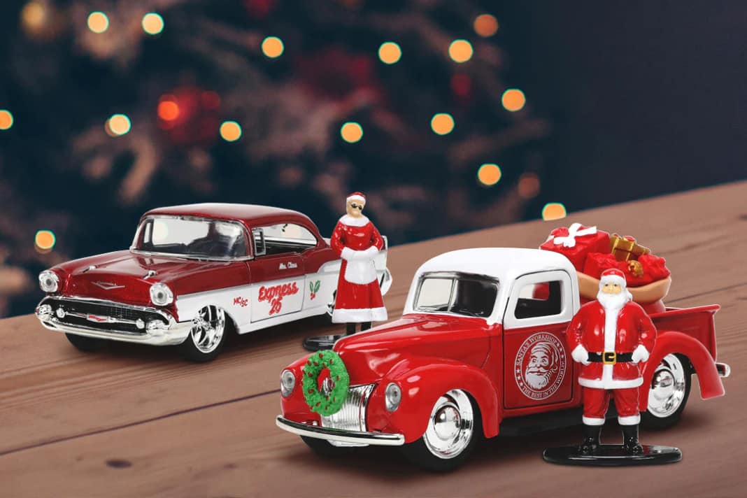 Seinem Weihnachtsset in 1:32 spendiert Jada Toys neben den Oldtimern von Ford und Chevrolet auch fein gemachte Figurinen von Mrs. und Mr. Santa Claus ] Foto: Werk