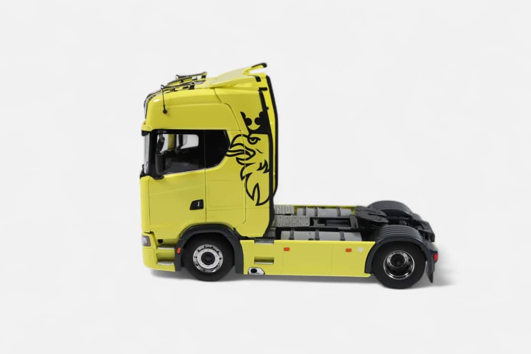 Und in Sachen Dekoration ist dieses Scania-Modell eindeutig auf der Höhe der Zeit. Auf der Fahrerkabine ist der Greif zu erkennen, der im Logo der Schweden eine wichtige Rolle spielt ] Foto: Werk