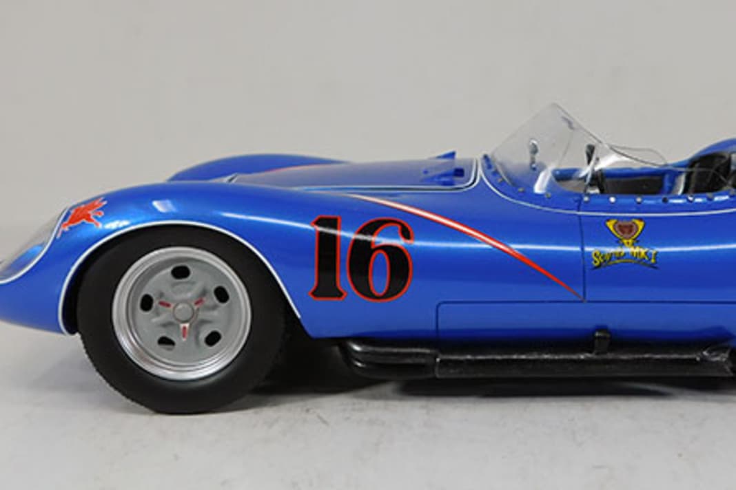 Die geschwungene Seitenlinie trifft das 1:18-Modell perfekt