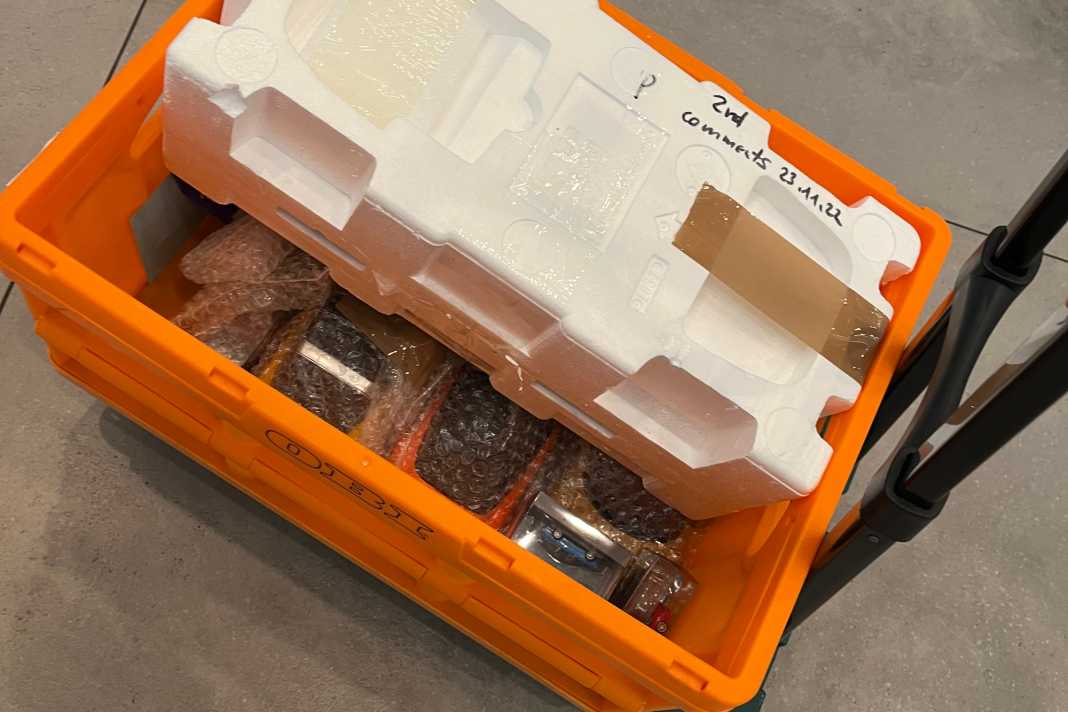 Was in diesem Schatzkistl drin ist, wird auch unter Folter nicht verraten. Gibt´s am Kiosk ab dem 2. Oktober zu sehen! ] Foto: Hell Sinki