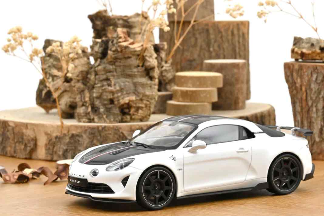Als zweites Internetmodell geht die Alpine A110 R 70 in Irisél-Weiß im Internet an den Start. Auch davon gibt es nur 220 Stück.  ] Foto: Norev