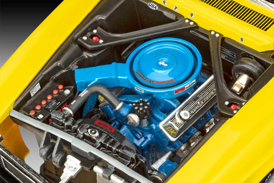 Unter der Motorhaube versteckt sich beim Plastikbausatz von Revell der beim Original sieben Liter große V8-Motor ] Foto: Werk