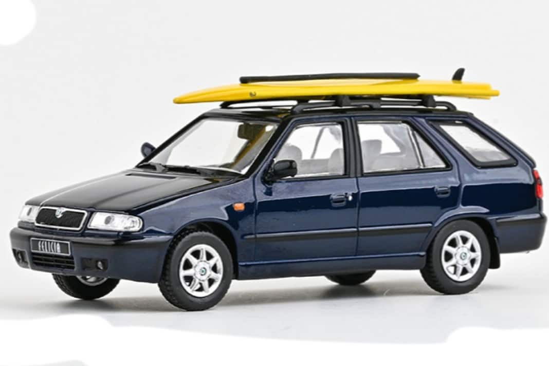 Dass der Skoda Felicia Combi von 1998 auch ein veritables Freizeit-Fahrzeug mit Surfbrett auf dem Dach sein kann, beweist dieses Abrex-Modell in 1:43 ] Foto: Abrex
