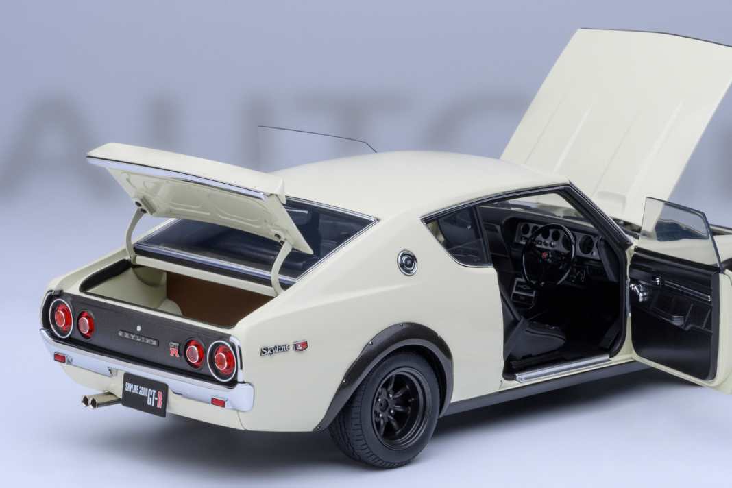 Wenn ein 1:18-Modell so in die Finessen geht, wie der neue GT-R-Klassiker von Autoart, dann solten die Türen und Hauben selbstverständlich beweglich umgesetzt sein ] Foto: Werk