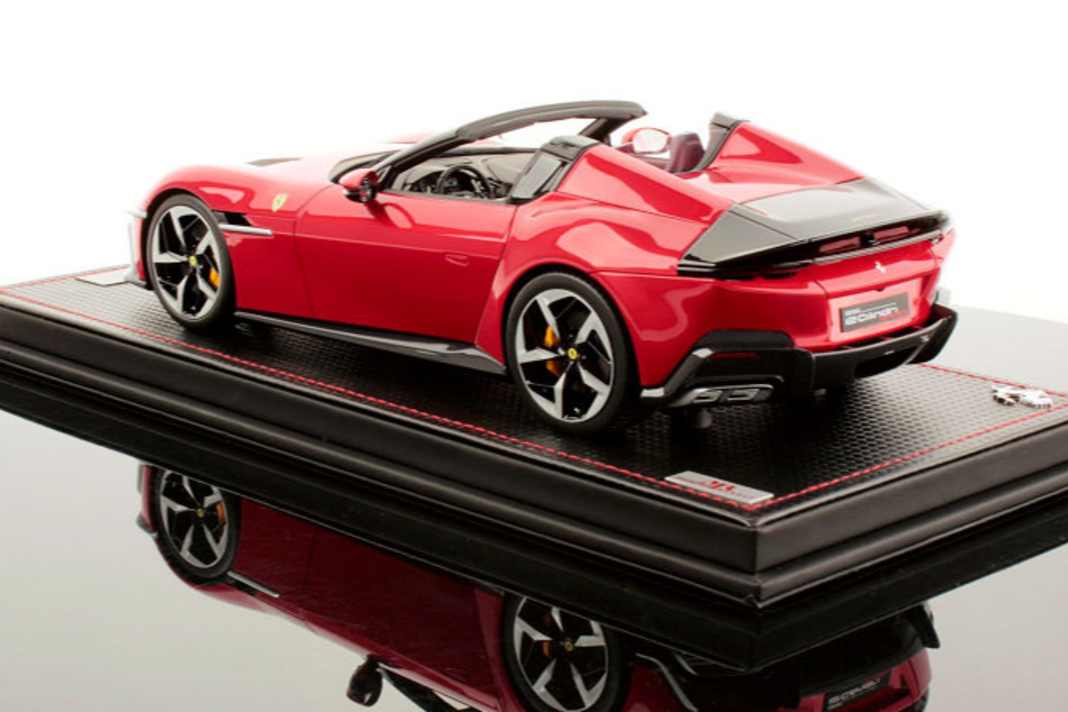 Perfekte Verarbeitung, traumhafte Proportionen und tolle Felgen zeigt das Resinemodell des Ferrari 12Cilindri Spider nun auch in Rosso Imola ] Foto: MR Collection