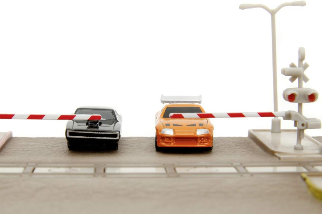 Nein: Brav vor der heruntergelassenen Schranke zu warten, ist weder das Ding von Doms Dodge Charger noch von Brians Toyota Supra