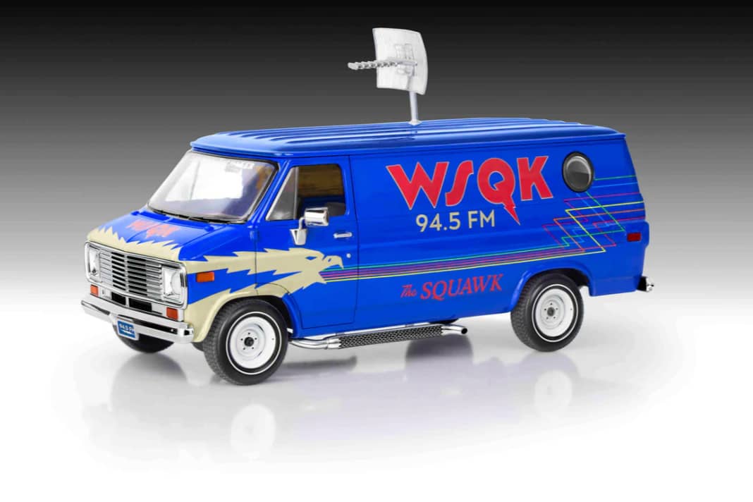 Der Chevy-Van der Helden aus der TV-Serie "Stranger Things" dient in Staffel 5 als mobile Einsatzzentrale für die Ermittlungen ] Foto: Revell