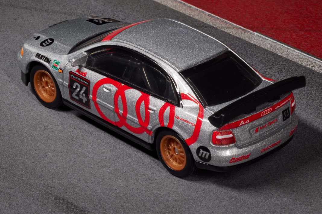 Den Renndress hat Matchbox für ein 1:64-Modell sehr gut getroffen. Aber eine Startnummer 24 ging 1996 in der STW nicht an den Start. ] Foto: Werk