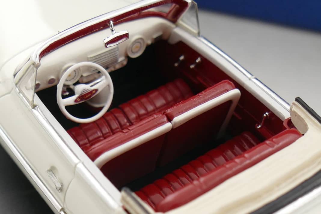 Das luxuriöse Cabriolet-Interieur ist von US-Schlitten inspiriert
